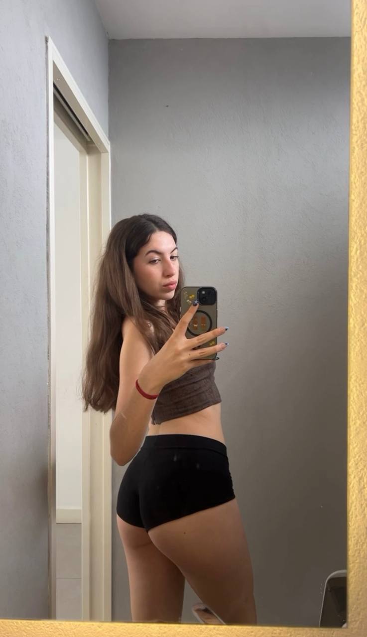 Amber in her underwear in Tokyo