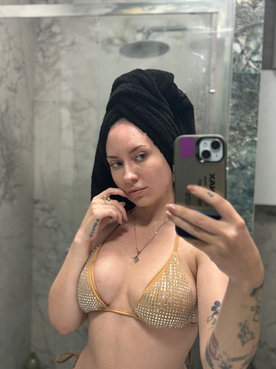 Nude girl KateV in Tokyo